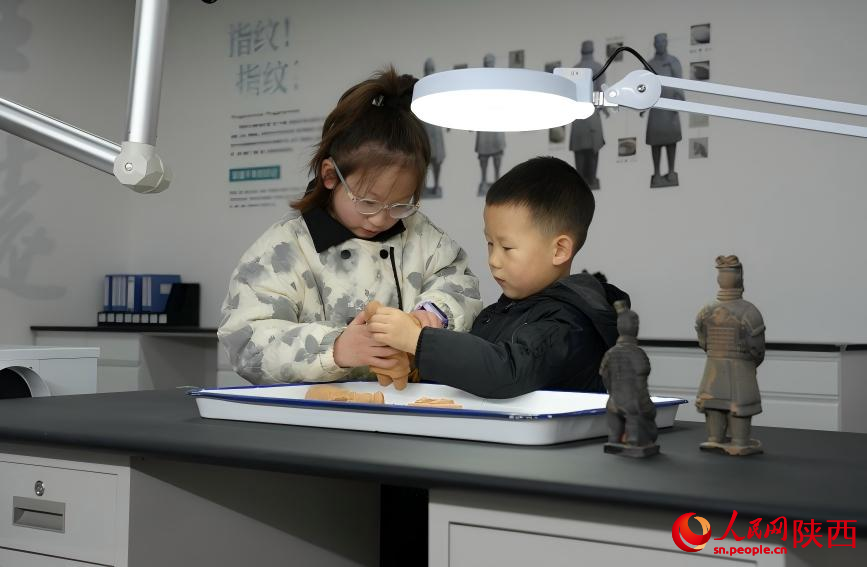 小朋友现场体验陶俑修复过程。