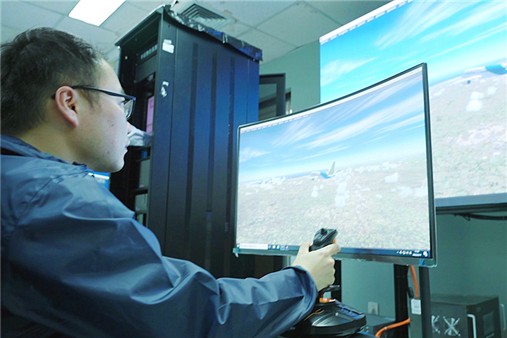 西安華力創通的工程師正在進行系統調試。受訪者供圖