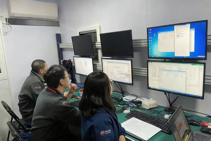 西安華力創通的工程師正在優化解決方案。受訪者供圖