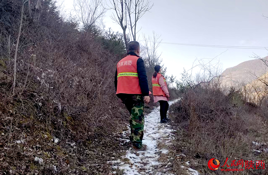 巡护组身着防火马甲,向虎窝林区进发开展重点线路巡护。人民网记者 孙挺摄