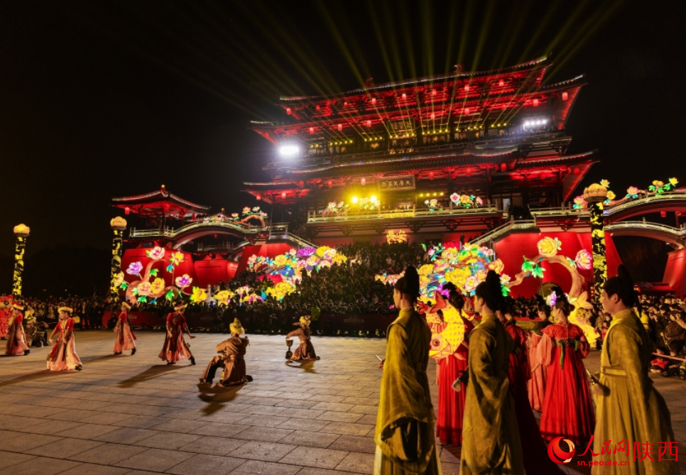 紫雲樓北廣場的特色演藝吸引眾多市民游客駐足觀賞。人民網記者 魏鑫攝