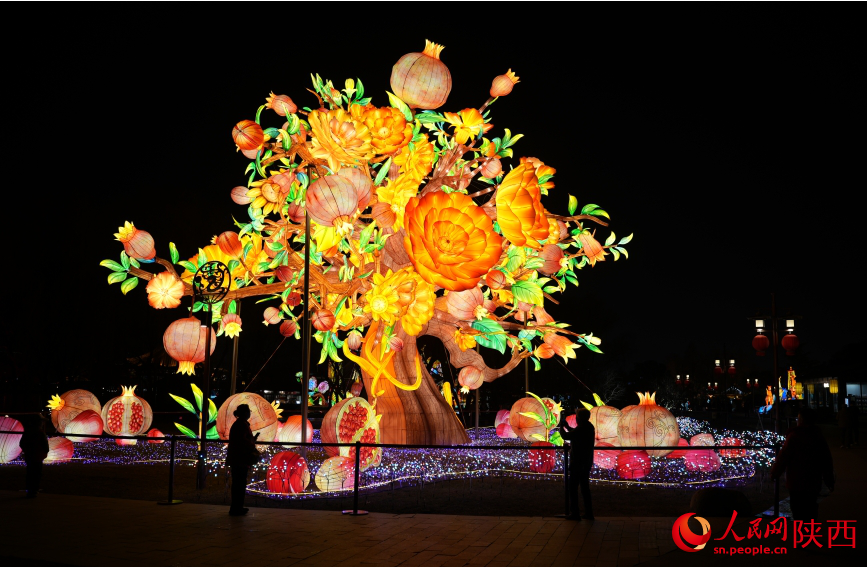 “石榴花開”主題燈組。人民網記者 魏鑫攝