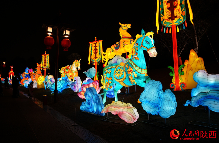 “萬馬奔騰”主題燈組。人民網記者 魏鑫攝