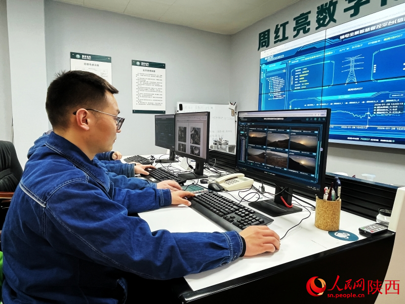 監控室裡，張卓立正在查看各項監控數據。人民網記者 魏鑫攝