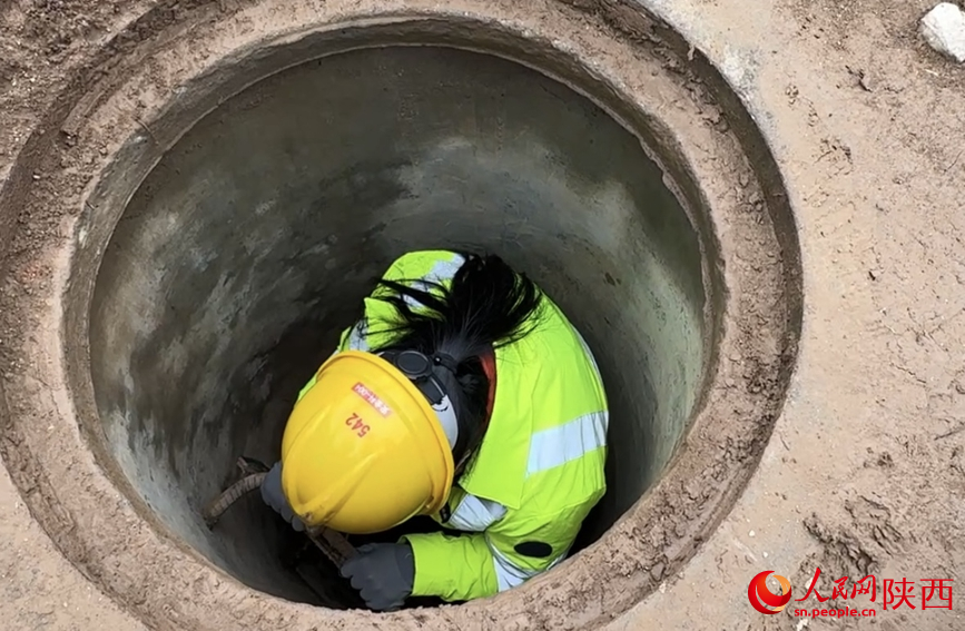 記者跟著“聽風者”們進入地溝井內。人民網記者 白鴿攝