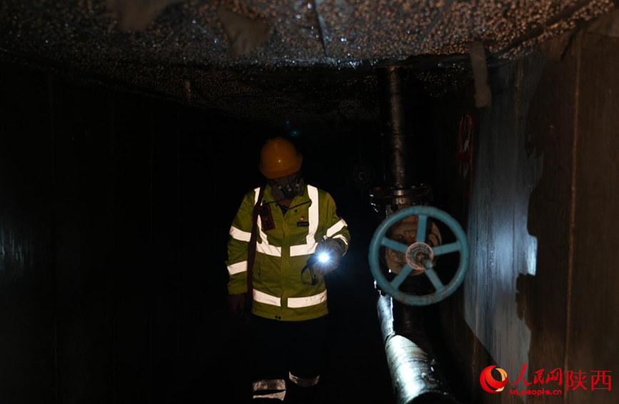 鄒偉君在地溝井內進行例行巡檢。人民網記者 鄧楠攝