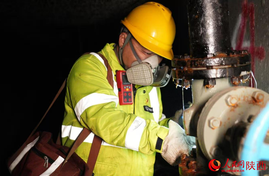 鄒偉君對閥門進行細致檢查。人民網記者 鄧楠攝