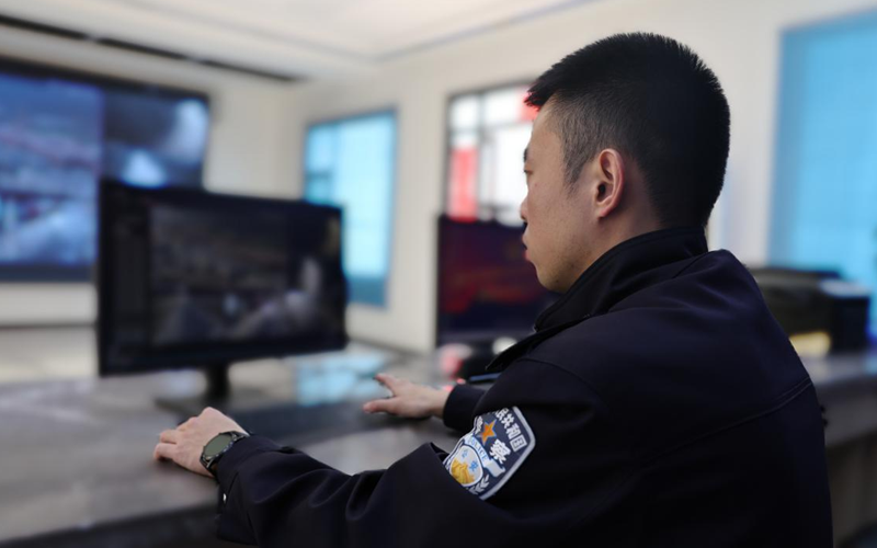 民警正在智慧警務指揮調度平台協助下展開工作（已對監控畫面做特殊處理）。李娟攝