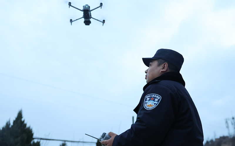 民警操作無人機開展空中巡查。李娟攝
