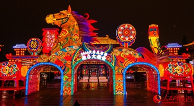 千灯贺新春 “骏马”闹长安