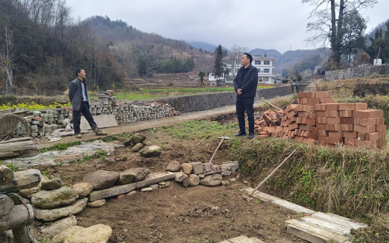 孫有文（右一）正在和村民交談。受訪者供圖