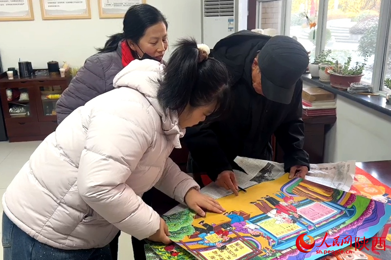 小汪正和樊志華老師討論作品細節。人民網記者 李志強攝