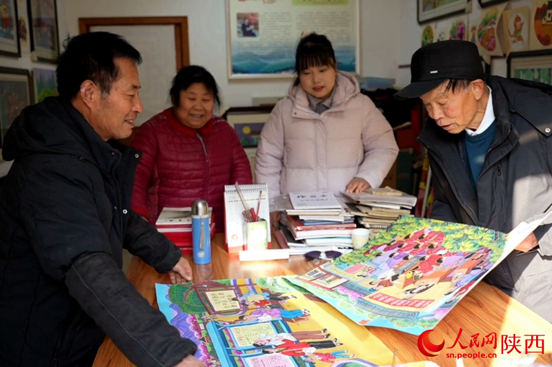 汪瑤瑤（右二）和農民畫畫家一起交流創作心得。人民網記者 李志強攝