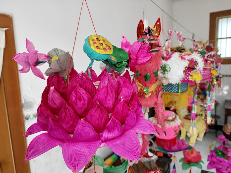 西安市長安區砲裡街道西垇村王蒲芳制作的花燈。易永斌攝