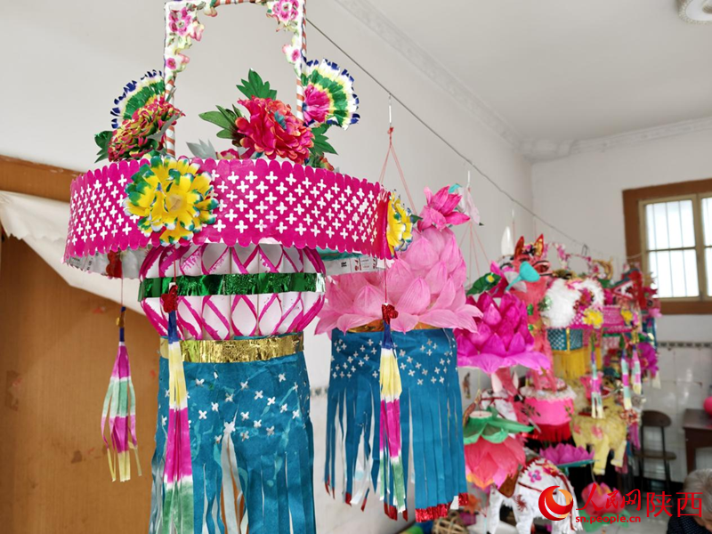 王蒲芳制作的花灯。人民网 王丽摄