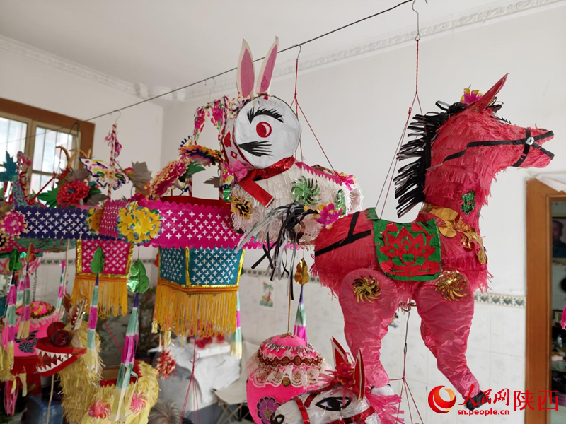 王蒲芳制作的花灯。人民网 王丽摄