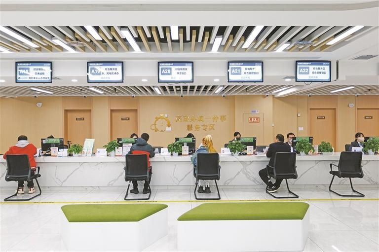 3月2日，群眾在西安市新城區政務服務中心“高效辦成一件事”服務專區辦理事項。 記者 陳瑋攝