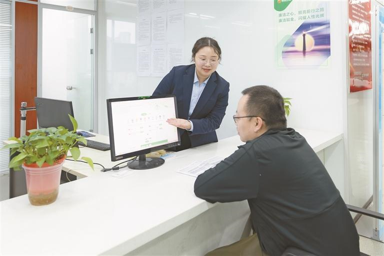 2月28日，漢中市政務服務中心工作人員指導群眾使用“高效辦成一件事”系統辦理事項。 記者 陳瑋攝