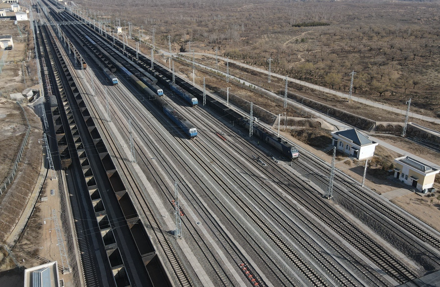 繁忙的浩吉铁路上，运煤列车有序开行。张奕摄