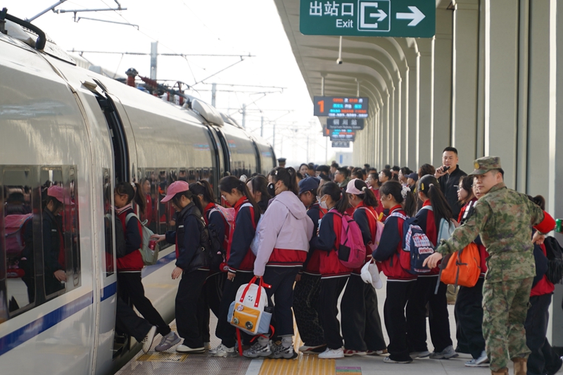 3月25日,研學師生在銅川站有序乘車。王振男攝