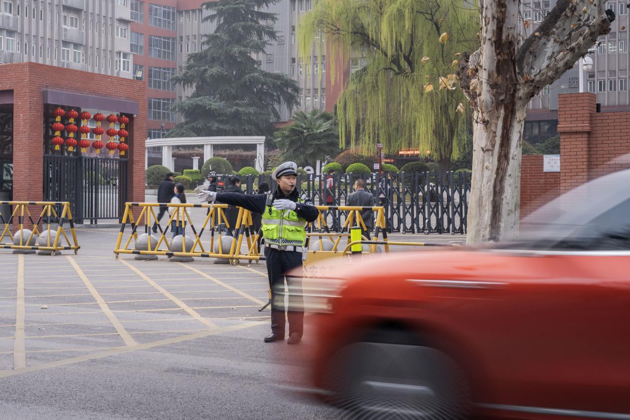 民警在疏导校门口交通。西安高新交警大队供图