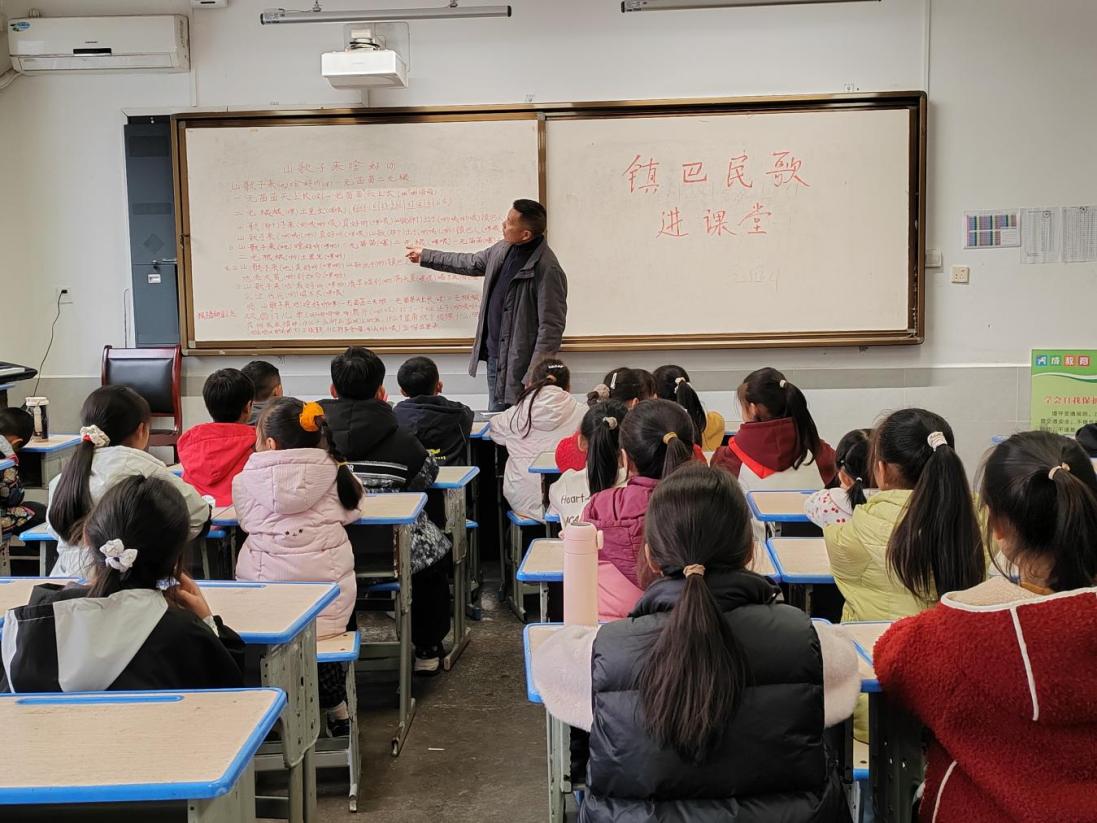 3月25日，田洪涛在泾洋中心小学教唱民歌。受访者供图