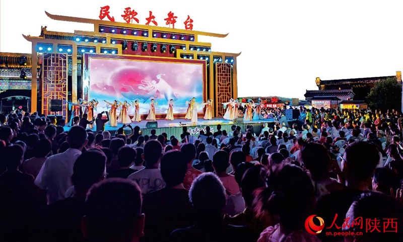 “商南民歌大家唱”演出现场。人民网记者 白鸽摄
