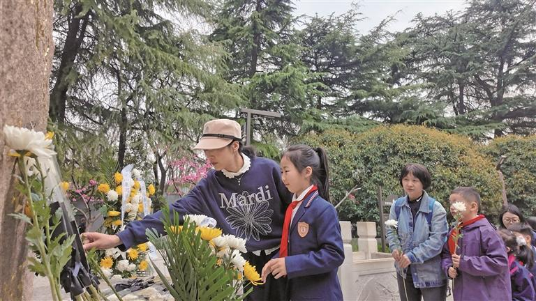 3月28日,西安市浐灞一小创新小学二年级一班学生在西安革命公园祭奠英烈。