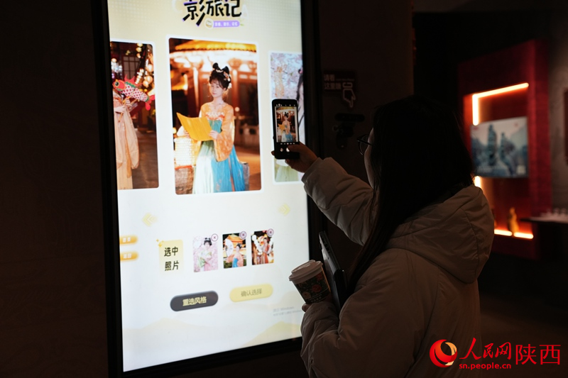 观众在“帝国密码——我在仙交遇见秦俑”展厅体验AI一键换装。人民网记者 李志强摄