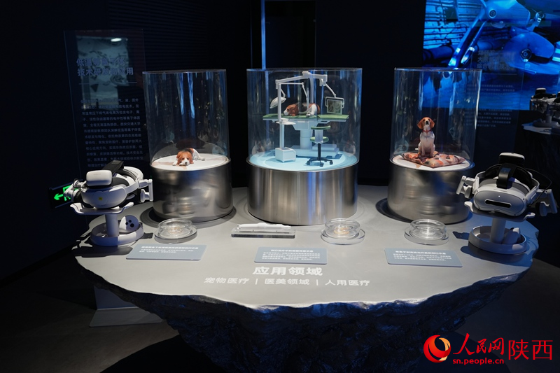 “融通无界——西安交通大学科技成果转化沉浸式体验展”展出的硬核科研成果。人民网记者 李志强摄