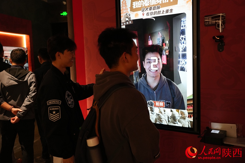观众正在生成专属“秦俑身份证”。人民网记者 李志强摄