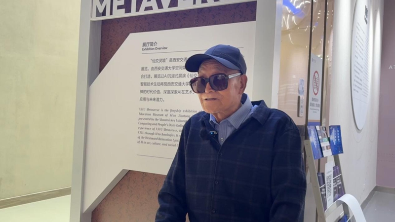 马其科老人在演出结束后接受人民网采访。聂珥双摄