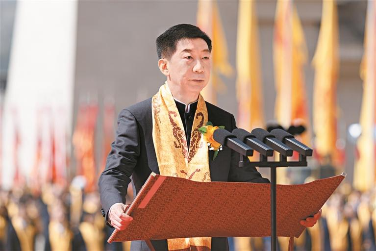 陕西省省长赵刚恭读祭文。记者 陈玮摄