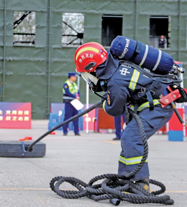 4月7日,在陕西省消防救援总队大练兵对抗赛现场,一名消防员在进行单人CrossFit。