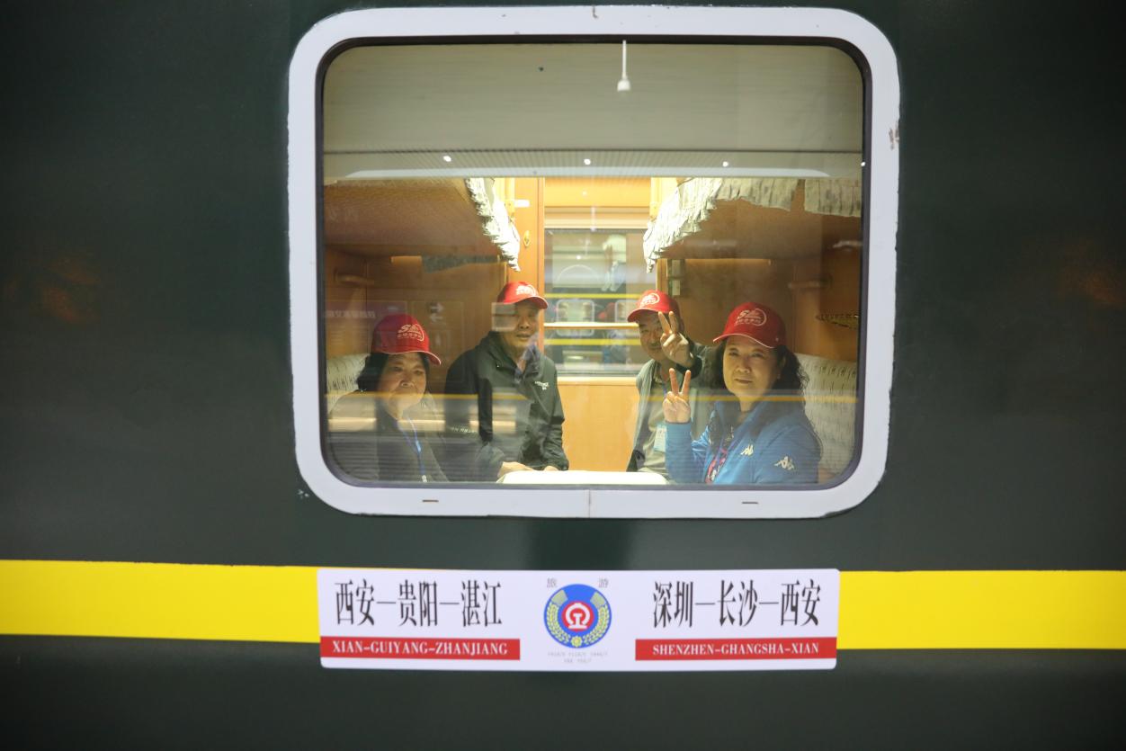 2026年首趟普惠适老银发旅游专列“秦岭号”开行。薛心如摄