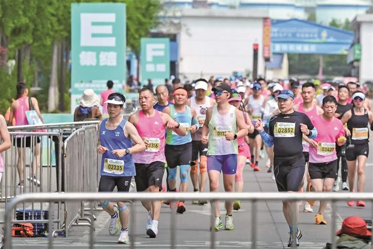 4月12日，2026杨凌农科城马拉松赛鸣枪开跑。