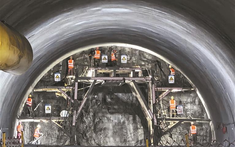 延榆高铁建设一线 在“地质博物馆”里攻坚