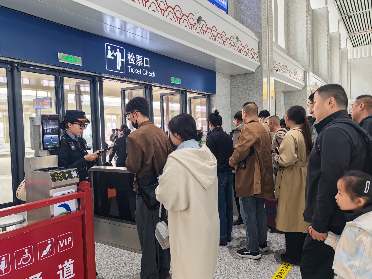 旅客在銅川站排隊檢票進站。王振男攝