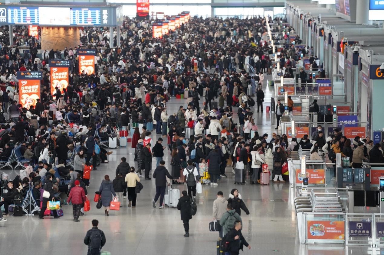 西安北站候車廳裡，旅客有序排隊候車。尤艇攝