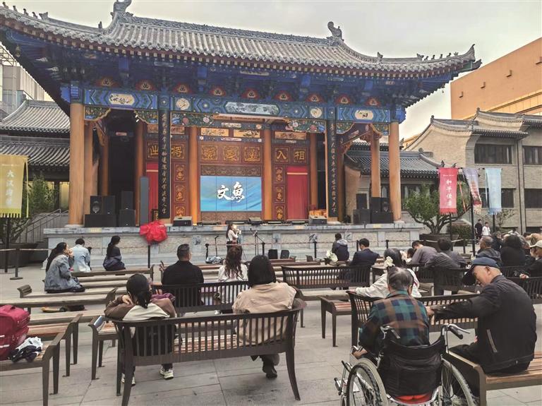 4月10日，群众在易俗社文化街区戏楼前欣赏文艺表演。