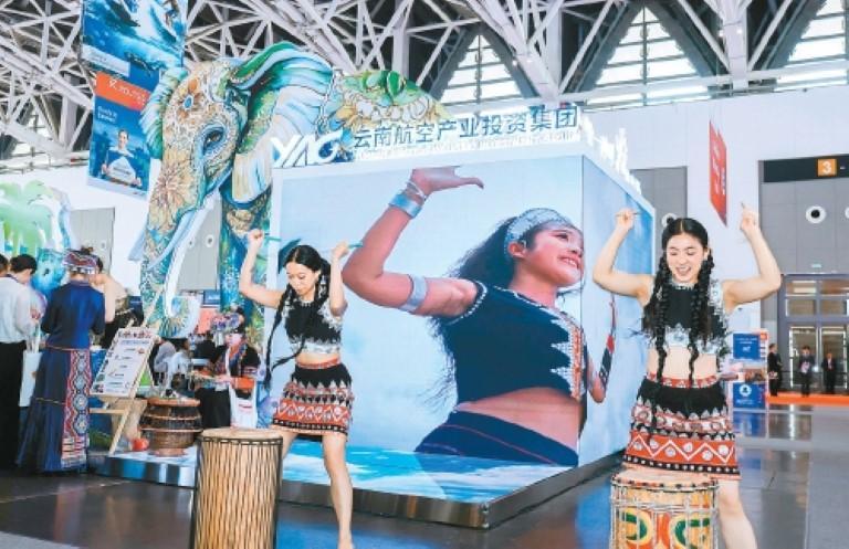 云南航空产业投资集团展台带来特色演出。雷伟东摄