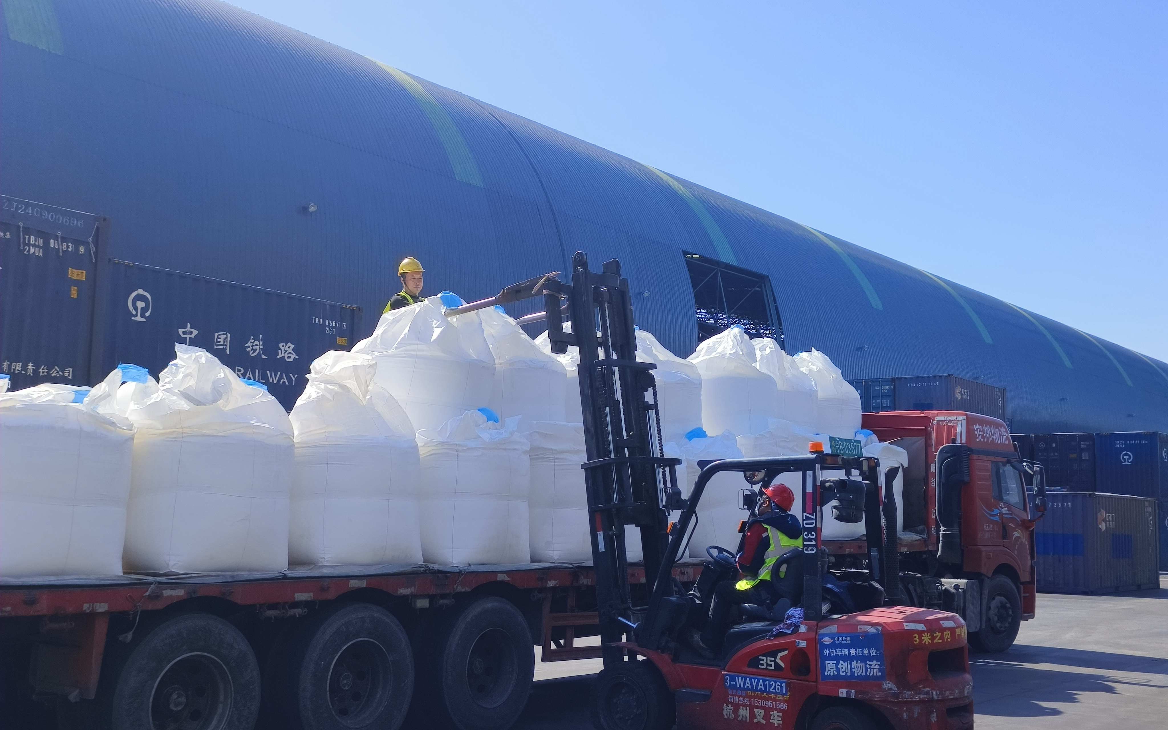 定制化工业纯碱专列正在装车。安塨埼 摄