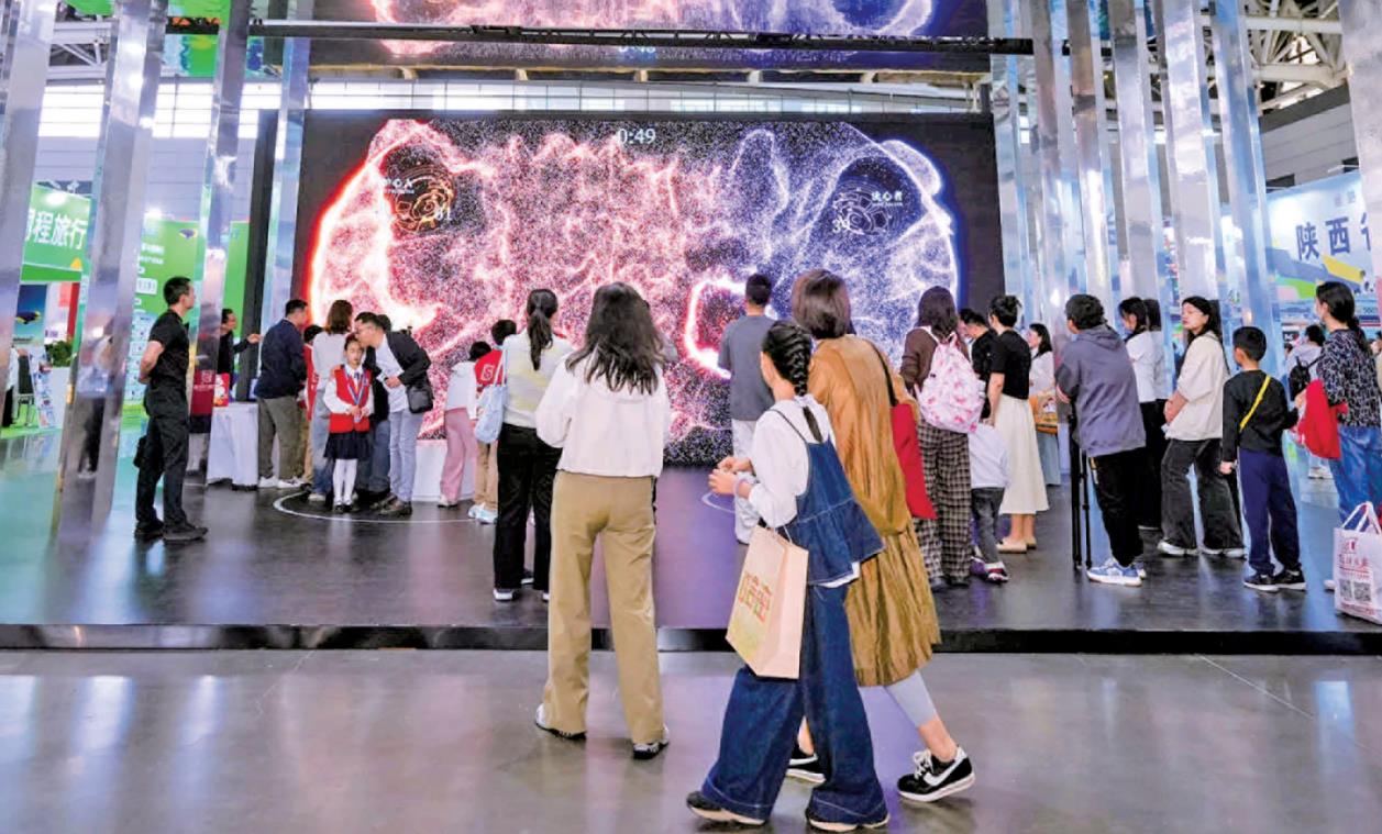 四月十九日，参观者在体验元宇宙实验室脑波风暴项目。