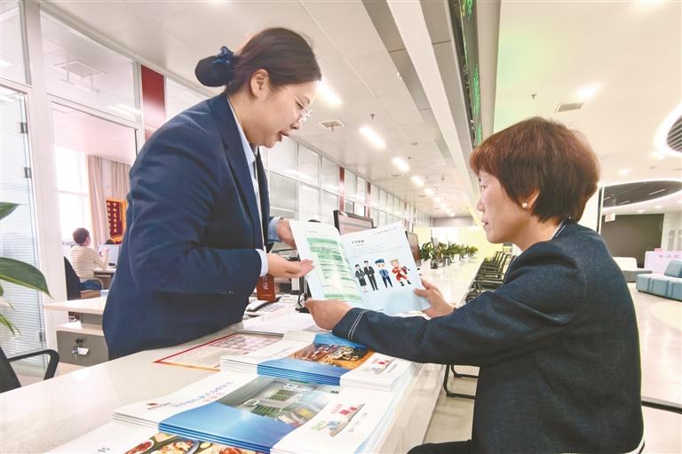 4月13日，漢中市政務服務中心大廳工作人員手持《漢中市行業開辦指導書》，為群眾講解開辦民宿的具體事宜。記者 陳瑋攝
