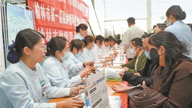 4月15日，榆林市第一醫院腫瘤醫院醫護人員為群眾提供診療服務。