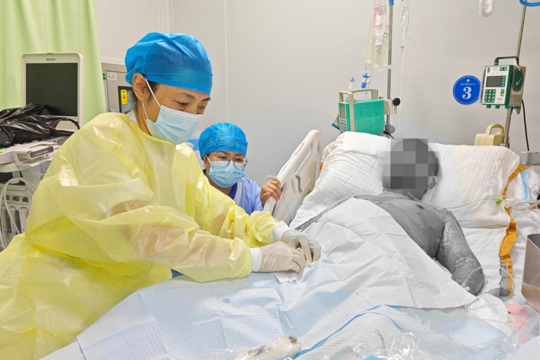醫護人員正在對鄭先生進行救治。唐都醫院供圖