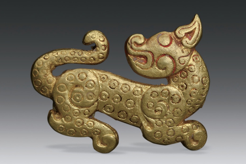 秦公一号大墓陪葬车马坑出土的金虎饰。宝鸡先秦陵园博物馆供图