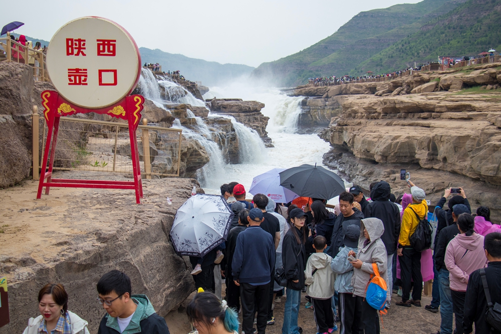 陕西黄河壶口瀑布景区内人潮涌动。霍勇摄