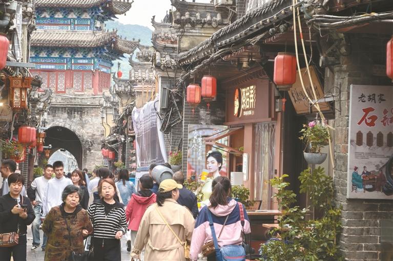“五一”假期，安康市石泉县迎来旅游热潮。各地游客纷至沓来，畅游秦巴山水、感受汉水风情。图为5月2日的石泉老街。 本报记者 许奥博摄