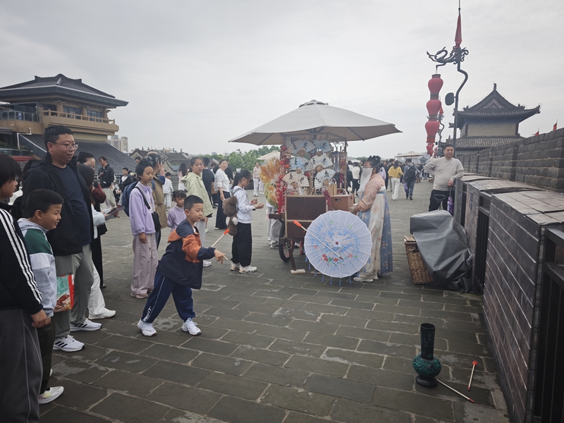 游客现场参与投壶游戏。